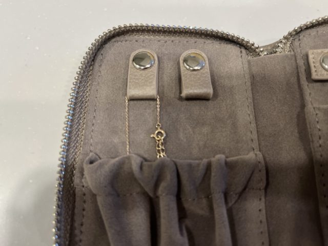 スリコのアクセサリーポーチのネックレス収納部分