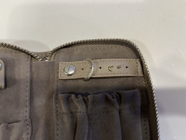 スリコのアクセサリーポーチのピアス収納部分