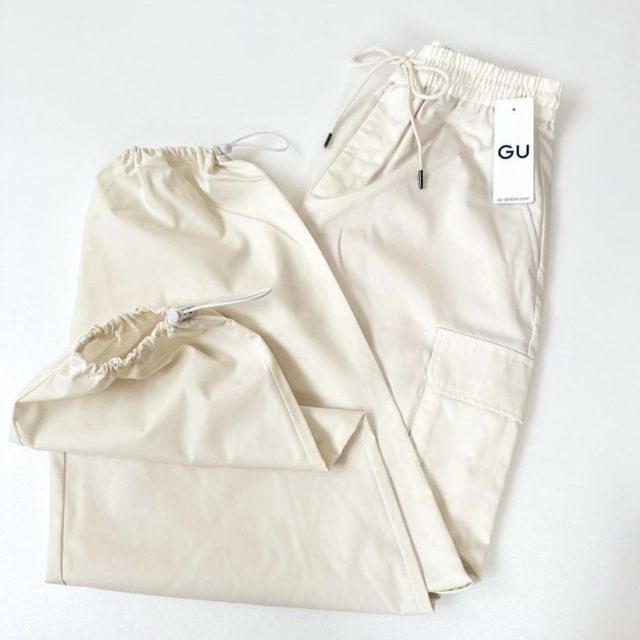 白のカーゴプルオンパンツ