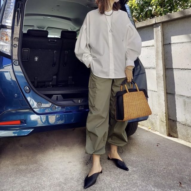 カーキのカーゴプルオンパンツ着用したコーデ