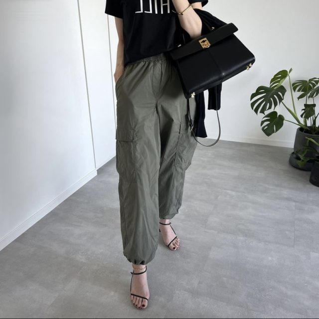 カーキのイージーカーゴパンツ