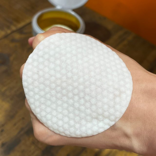 アンプルショット ピール&バランス　スキンコンディショナー トナーパッドを手の甲に乗せている様子