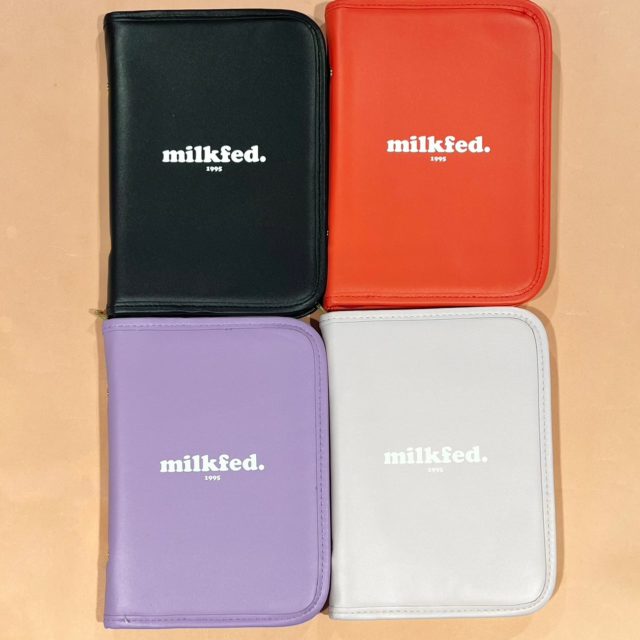 4色のポーチが机の上に並んだ状態