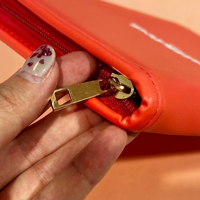 ポーチについたアンティークゴールドのファスナー