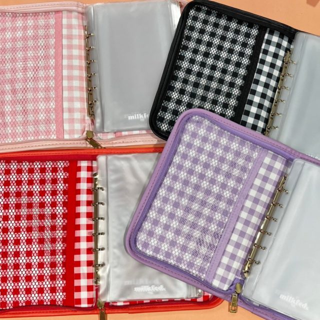 4色のポーチを開いて置いた状態