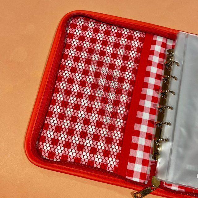 ポーチ本体についているメッシュポケット