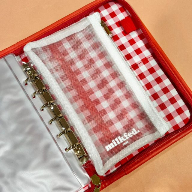 メッシュケースをバインダーに着けた状態