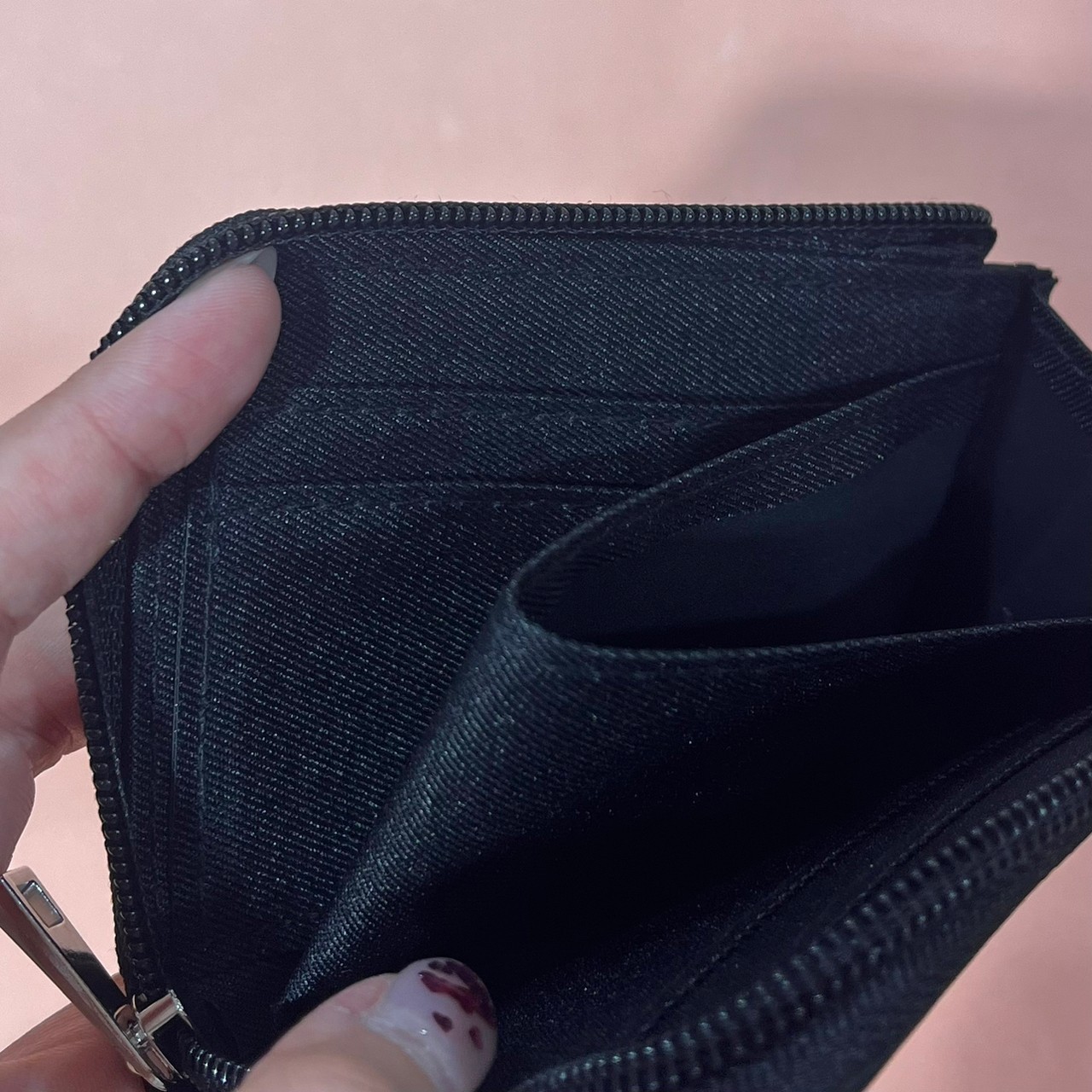 Calvin Kleinのミニ財布、内側がわかる画像
