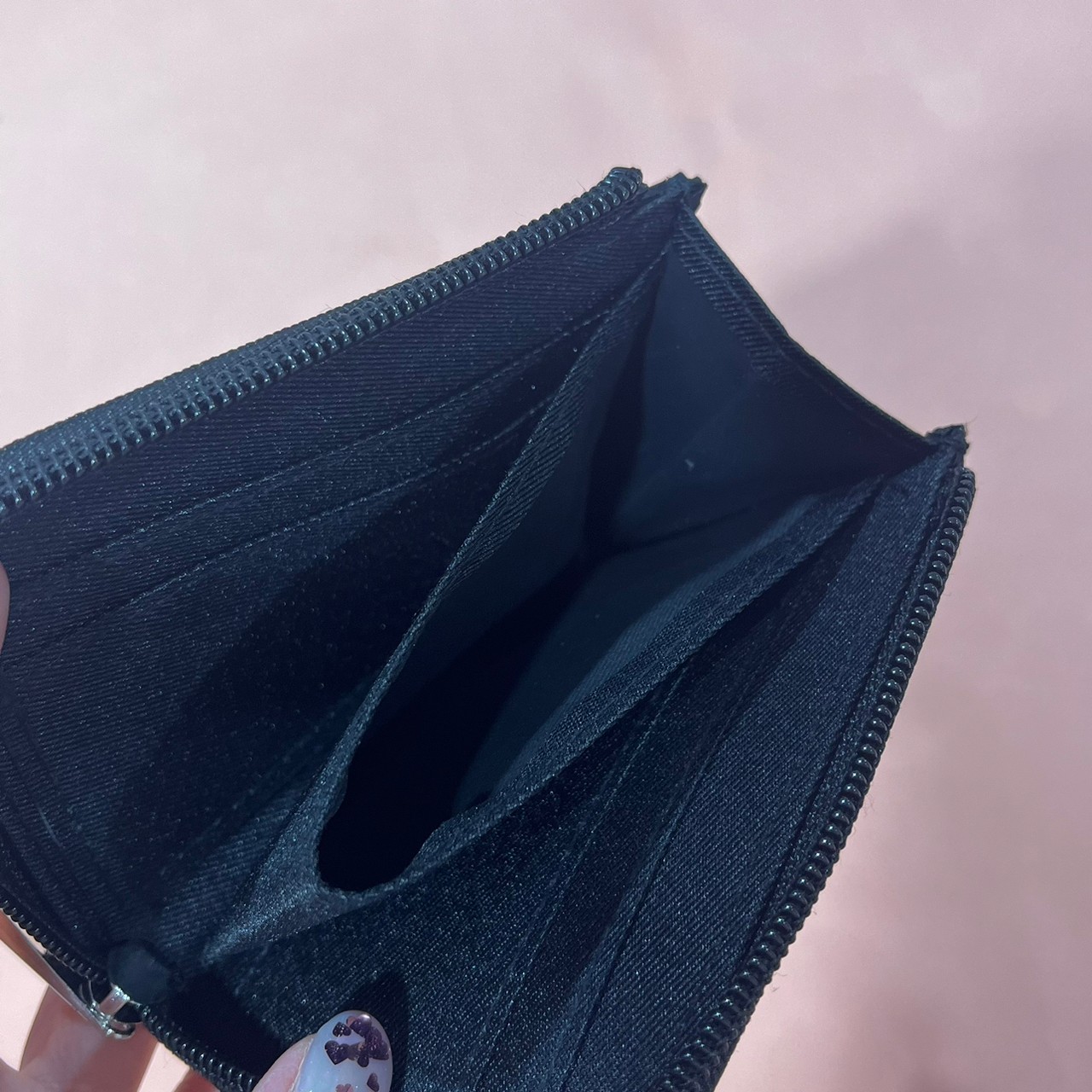 Calvin Kleinのミニ財布、内側がわかる画像
