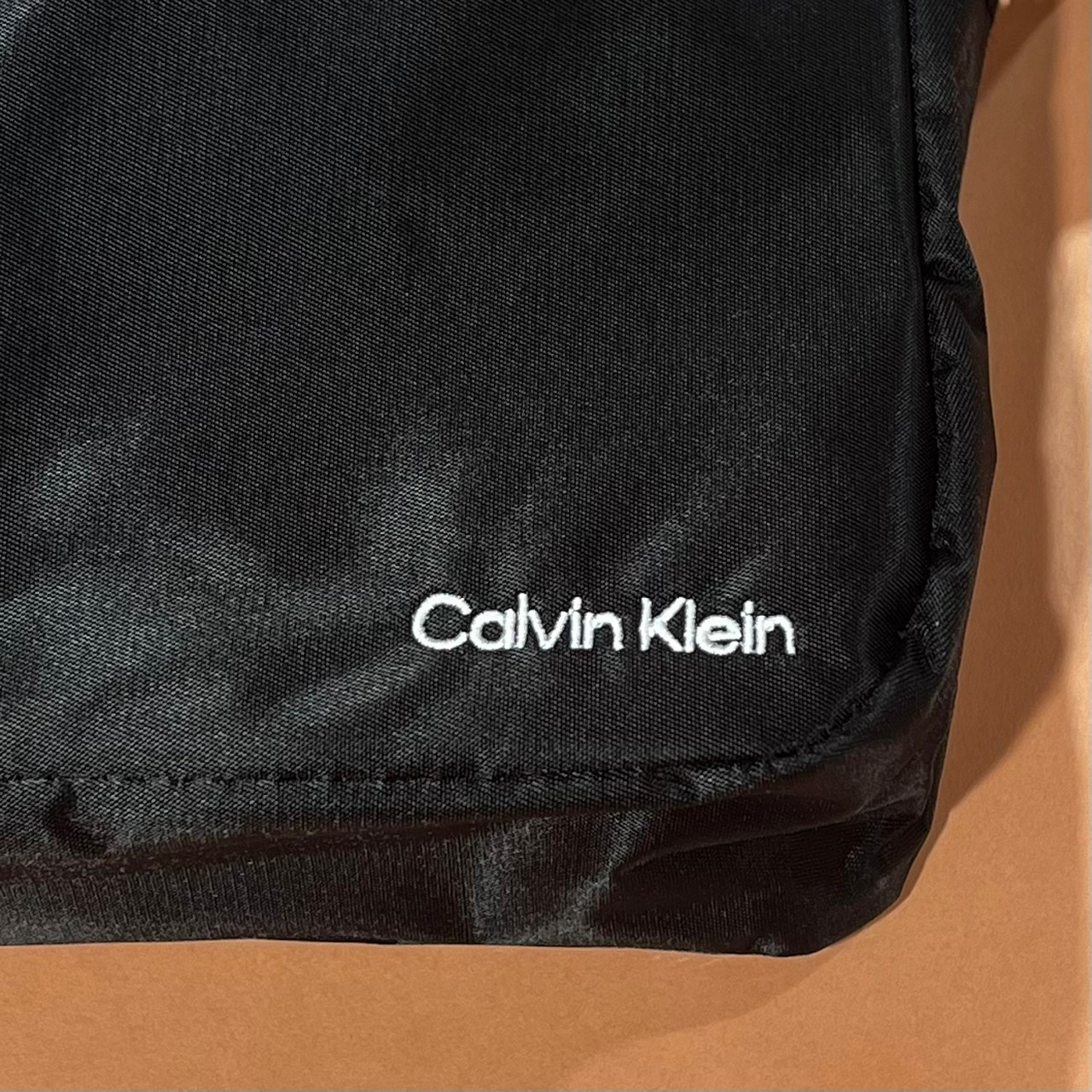 Calvin Kleinのショルダーのフロントにある刺繍ロゴ
