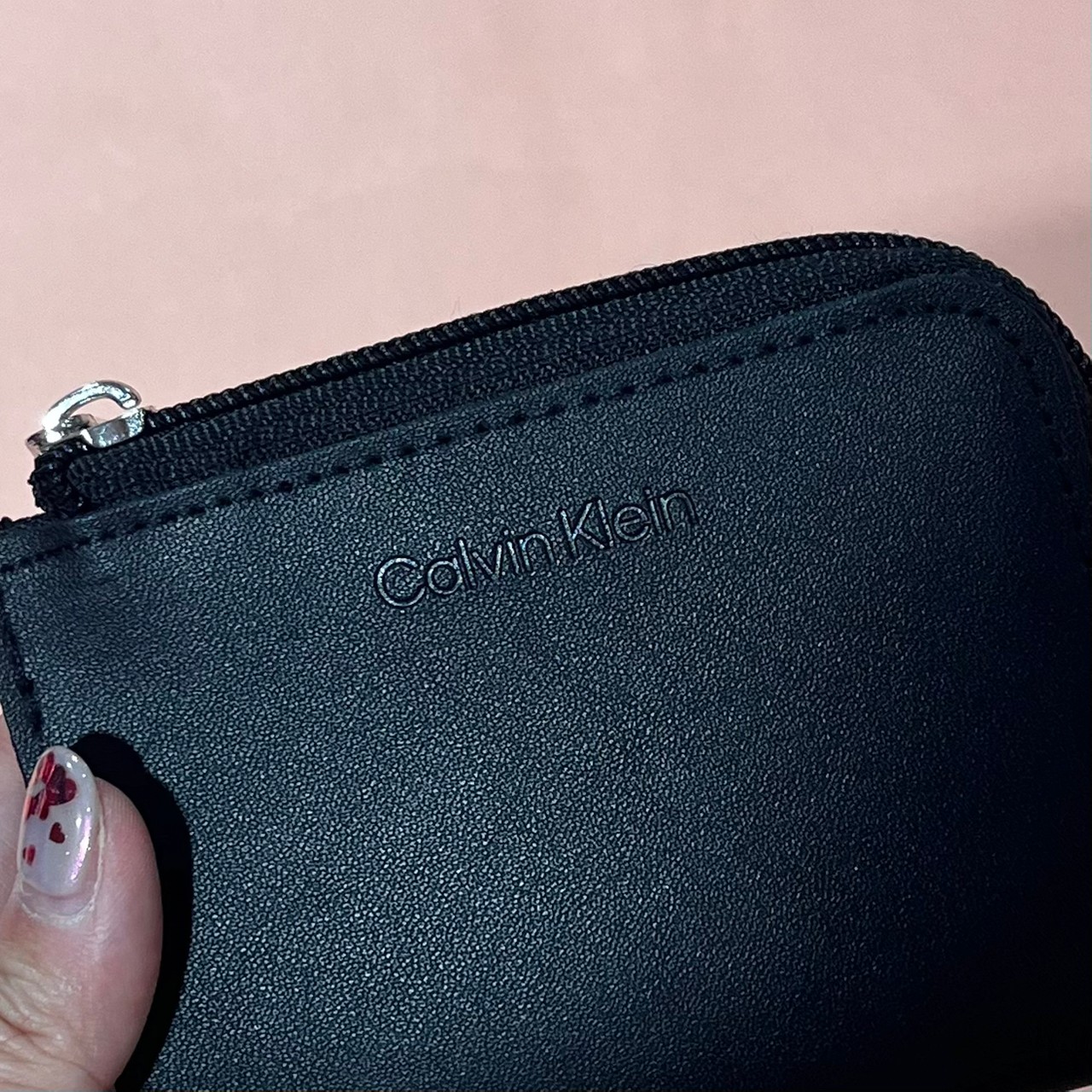 Calvin Kleinのミニ財布のフロントにある型押しロゴ