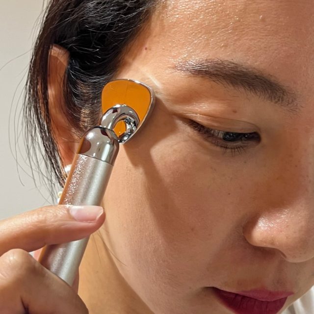 目元に美顔器を当てている