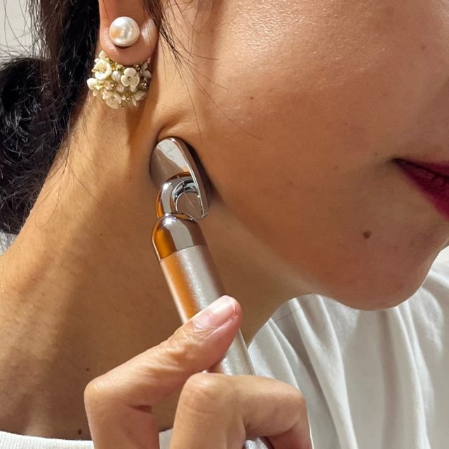 輪郭に美顔器を当てている