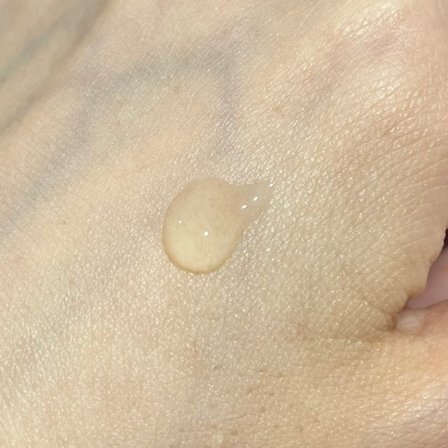 ビタペアCスポット集中美容液10mL×2個を手の甲に出している様子