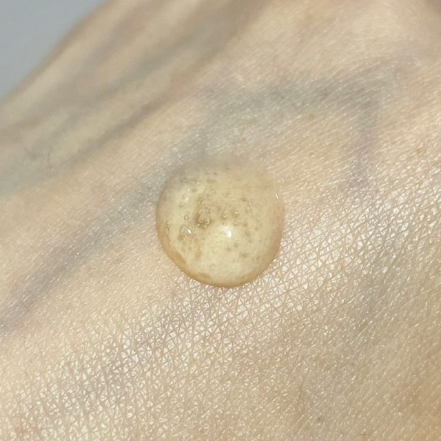 ビタペアCスポット集中美容液を手の甲に出している様子