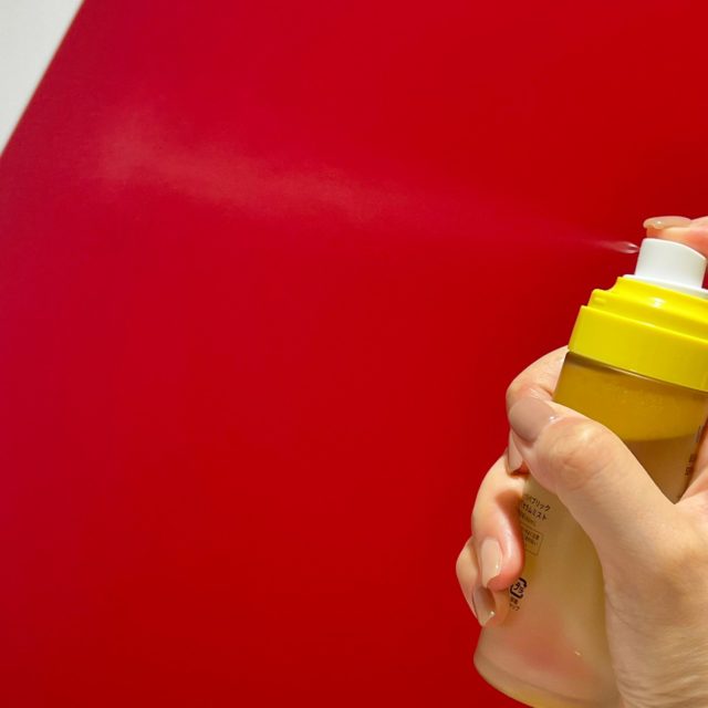 ビタペアCセラムミストをスプレーしている様子