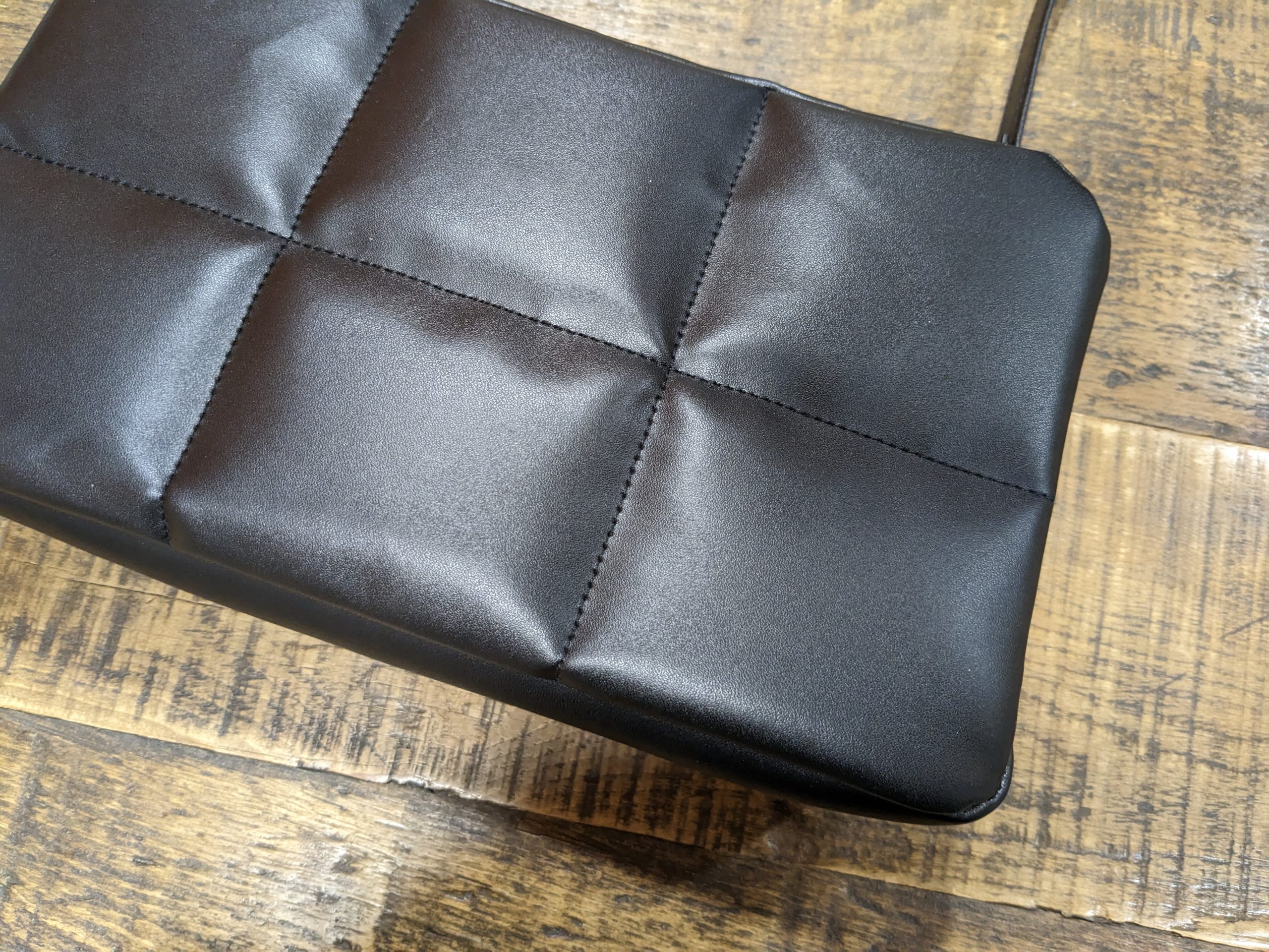 付録のブロックステッチデザインが特徴的な黒いショルダーバッグ