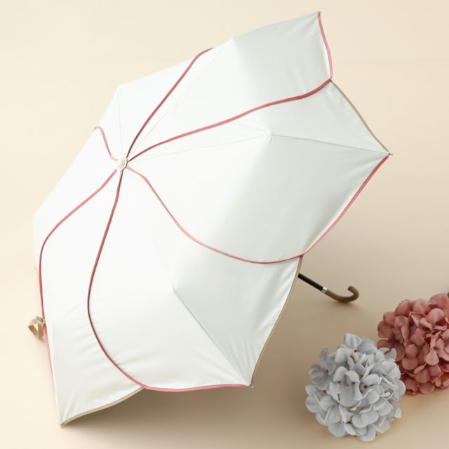 花の形をした白い日傘