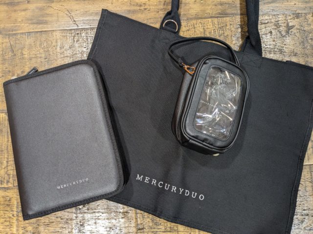 トートバッグとポーチ2つの物撮り