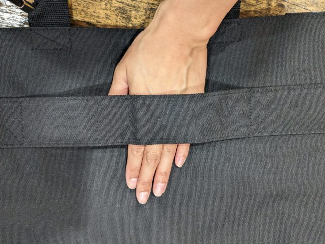 トートバッグのキャリバーの通し