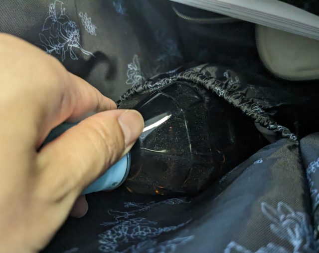 ポケットにペットボトルを入れている