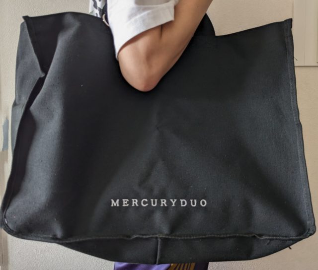 トートバッグを肩掛けしている