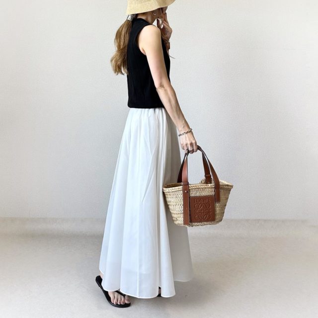 ノースリーブトップス×GUのオフホワイトの「ボリュームフレアロングスカート」