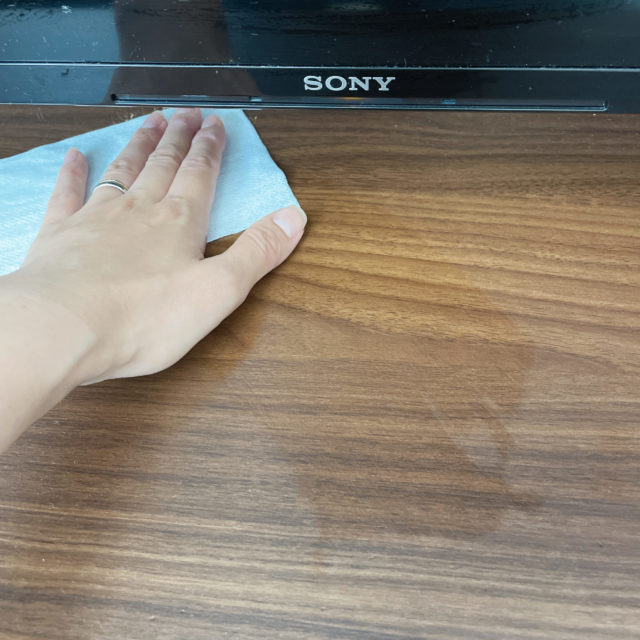 テレビボードを拭く写真