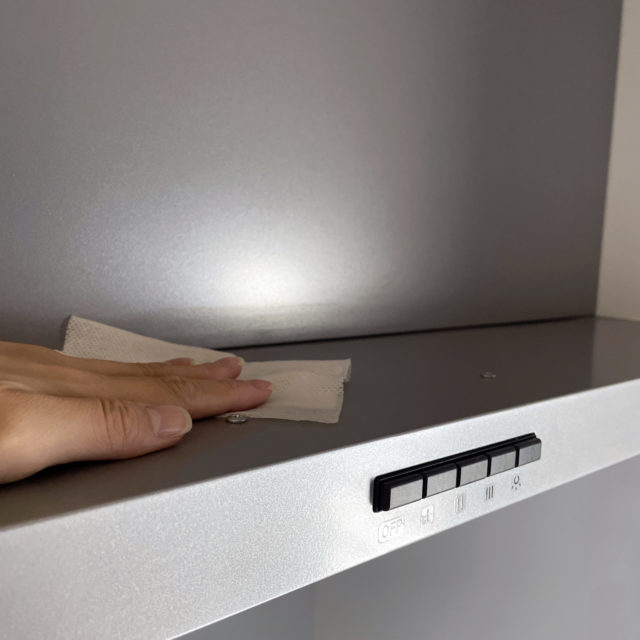 レンジフードを拭く写真