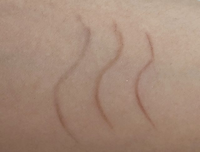 トーン アイブロウ シェイピング ペンシルの写真