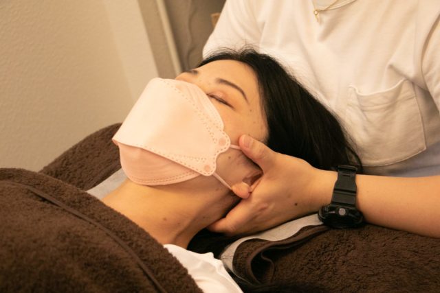 鍼灸マッサージサロンTUMUGU施術風景