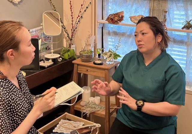 深井様との取材風景