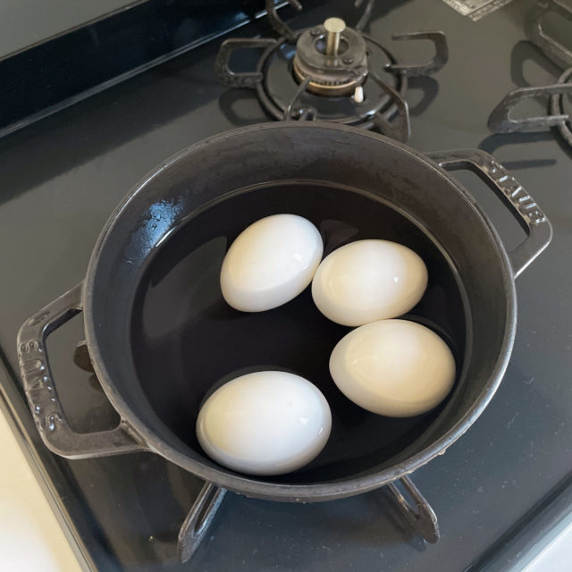 ゆで卵を鍋で作る写真