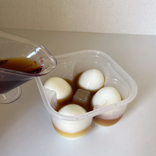ゆで卵と調味料を入れる写真