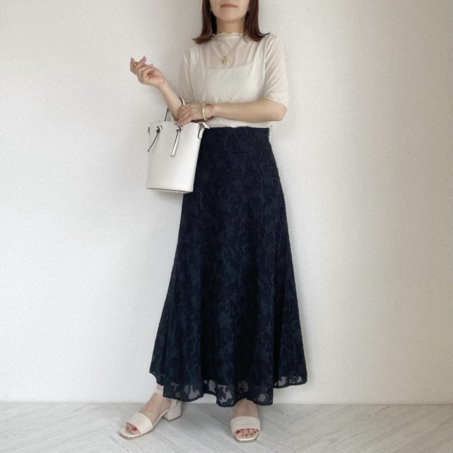 ジャカードバックリボンロングスカートを着用している