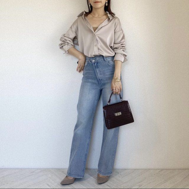 サテンオーバーサイズシャツを著用したコーデ