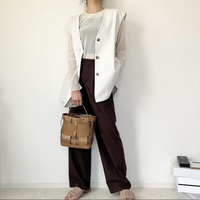 シアークルーネックTを著用したコーデ