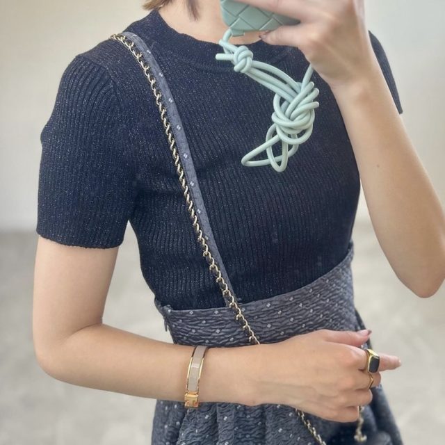 ラメクロップドセーターを着用したコーデ