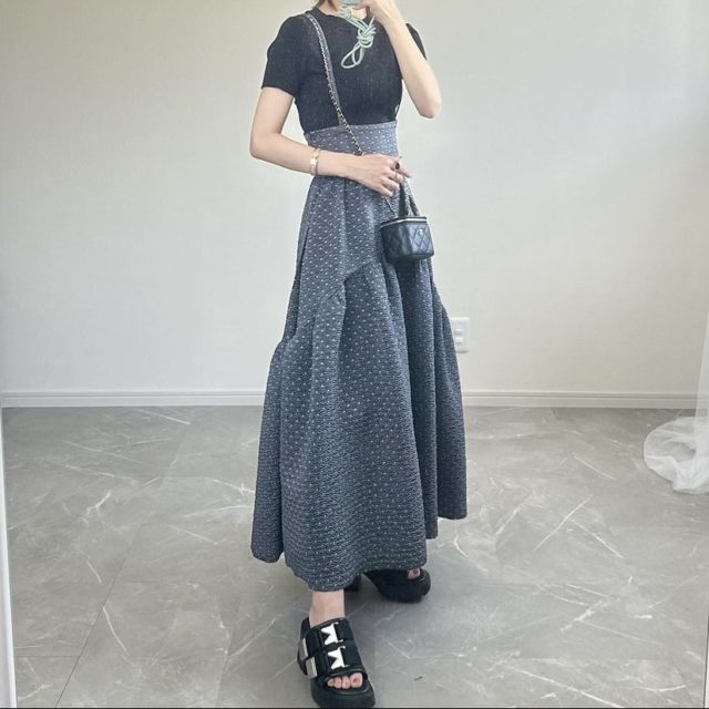 ラメクロップドセーターを着用している