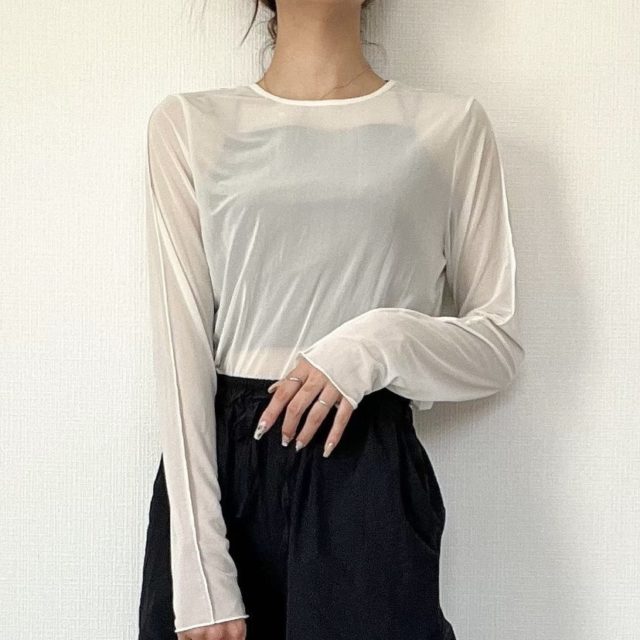 シアークルーネックTを著用している