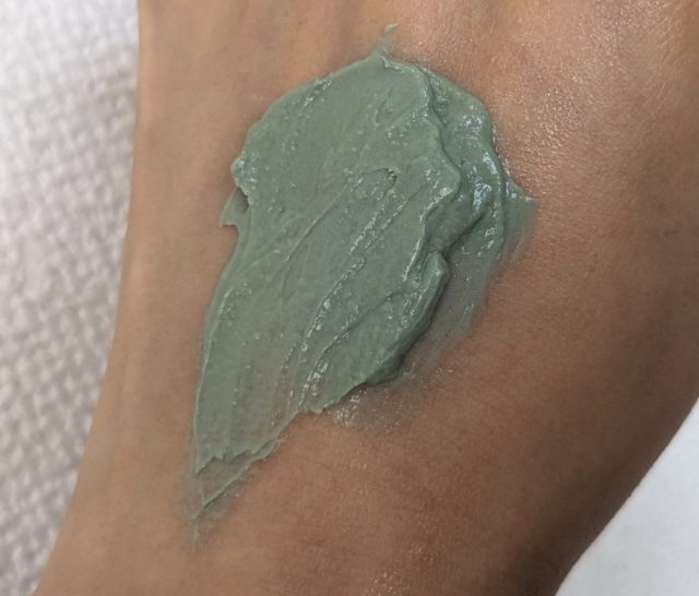 スリール 毛穴クレイパックを手の甲に乗せている様子