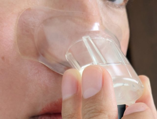 ケアナボン ひたし洗い液を使用している様子