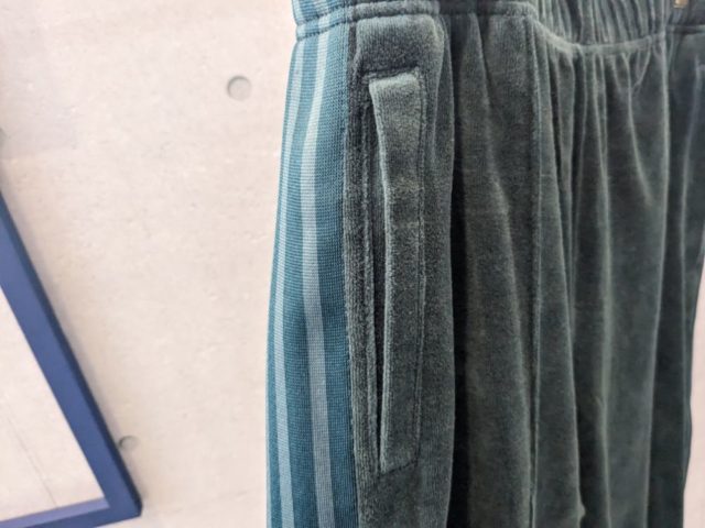 グリーンのベロアトラックストレートパンツのサイドポケット