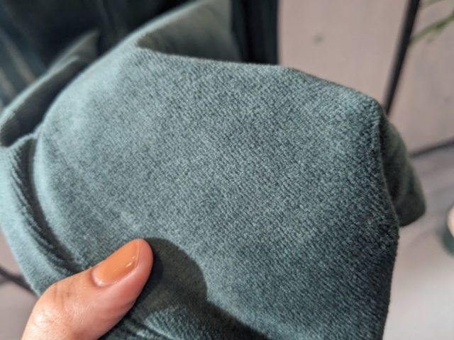 グリーンのベロアトラックストレートパンツの素材感