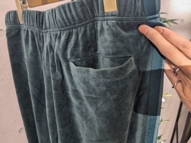 グリーンのベロアトラックストレートパンツのポケット